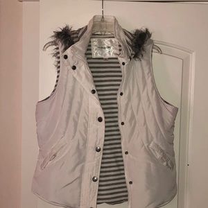 Maurice’s White Puffer Vest Sz L